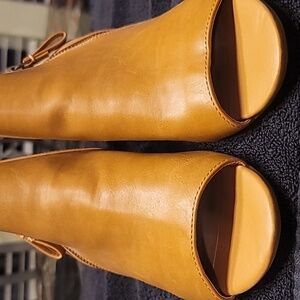 Women's shoes size 8 Kim Roger's Tan